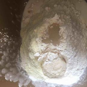 2:主材料中先液体后粉类最后再中间挖个洞放酵母，糖和盐分两个对角放，揉15分钟后加入软化的黄油，揉至手套膜