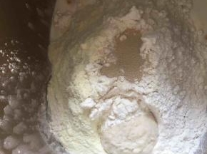 2:主材料中先液体后粉类最后再中间挖个洞放酵母，糖和盐分两个对角放，揉15分钟后加入软化的黄油，揉至手套膜