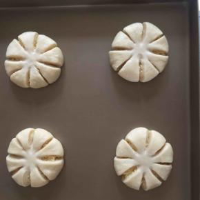 8:用剪刀等距离剪八刀，然后放入烤箱，放一碗温水，开发酵功能，大概35度，发酵至两倍大