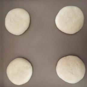 7:放入烤盘的面团轻轻的均匀的按扁