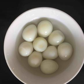 4:鹌鹑蛋煮熟，剥壳浸盐水备用
