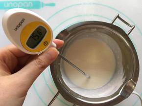 淡奶油小火煮至75度—80度左右，放一旁降温备用