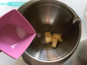 室温软化的黄油加盐，稍打发