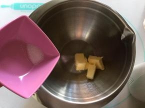 室温软化的黄油加盐，稍打发