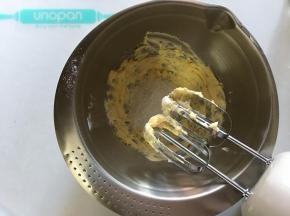 加入糖粉，先用电动打蛋器手动混合下（以免飞溅），继续用电动打蛋器打发至黄油颜色变浅，体积膨大