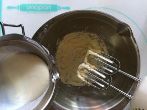 分多次加入加热后降温的淡奶油，并且打发至水油融合，打发好的黄油成顺滑状