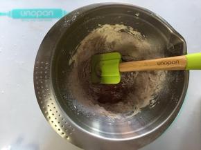 筛入已经混合过筛过的低筋面粉?可可粉，用刮刀以翻拌的手法混合成可可曲奇面糊