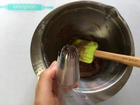 取一个自己喜欢的花嘴型号（这里我用的是三能20齿裱花嘴）将裱花嘴套入屋诺一次性裱花袋中（我是偷懒不想洗裱花袋）