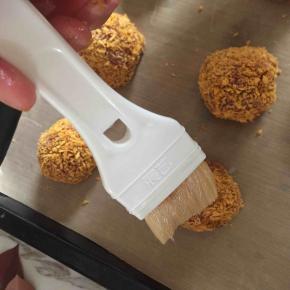 7:全部弄好后，在表面淋上植物油，入烤箱190度烤25分钟（烤箱提前预热5分钟）