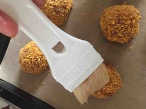 7:全部弄好后，在表面淋上植物油，入烤箱190度烤25分钟（烤箱提前预热5分钟）