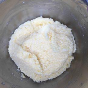 4:发酵的时候准备椰蓉馅，黄油隔水融化，加入奶粉，糖，椰蓉混合均匀，放冰箱备用。（你也可以换成别的馅）