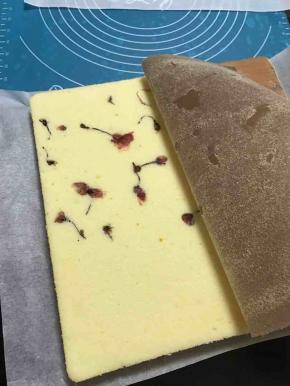 出炉震出热气，盖张油纸倒扣网架，撕掉油布