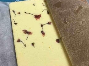 出炉震出热气，盖张油纸倒扣网架，撕掉油布