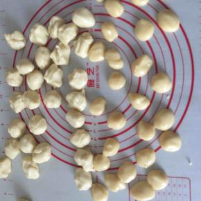 油皮和油酥分别分成28份，油皮14克一份，油酥8克一份