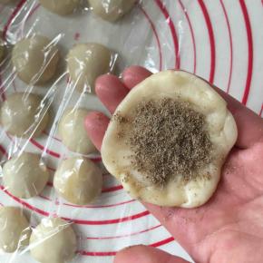 全部卷好后，取一个压扁弄圆包入椒盐，收口捏紧