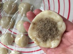 全部卷好后，取一个压扁弄圆包入椒盐，收口捏紧