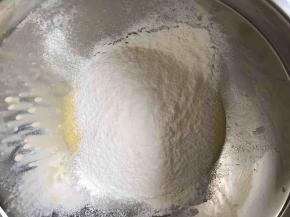 低筋面粉过筛入蛋黄液，搅拌均匀，动作要轻柔以免起筋