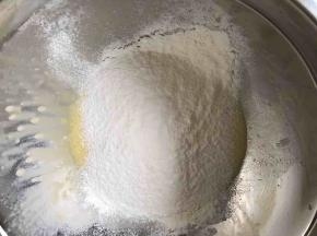低筋面粉过筛入蛋黄液，搅拌均匀，动作要轻柔以免起筋