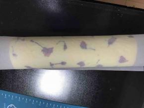 借助油纸卷起，用油纸包着放半个小时定型