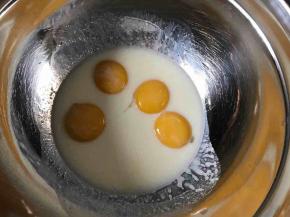 牛奶跟玉米油先倒一起搅拌乳化好再加入蛋黄搅拌均匀