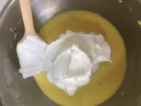 三分之一蛋白霜加入蛋黄糊，用翻拌切拌法搅拌均匀，动作轻柔，避免消泡