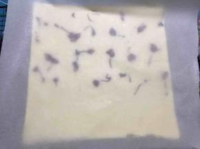 稍微还有温热的时候盖张油纸翻过来