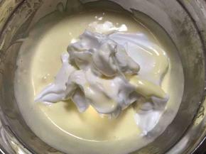 加入剩下的蛋白霜用同样手法搅拌均匀