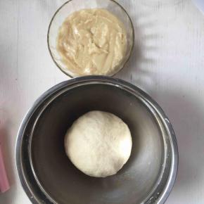 油皮材料混合均匀盖保鲜膜醒发半小时
油酥材料混合均匀盖保鲜膜醒发半小时