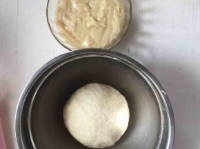 油皮材料混合均匀盖保鲜膜醒发半小时
油酥材料混合均匀盖保鲜膜醒发半小时