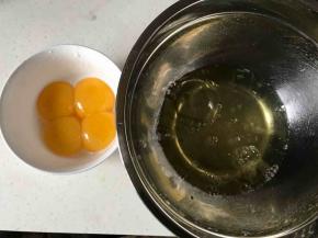 鸡蛋分离蛋黄跟蛋清，保证放蛋清的盆无水无油