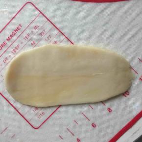 全部包好后，取一份面团擀成椭圆形，然后卷起来