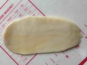 全部包好后，取一份面团擀成椭圆形，然后卷起来