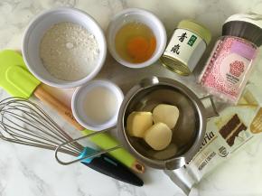 准备工作：黄油隔热水融化成液体备用
             低筋面粉+泡打粉+抹茶粉混合过筛2次备用