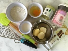 准备工作：黄油隔热水融化成液体备用
             低筋面粉+泡打粉+抹茶粉混合过筛2次备用