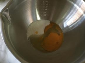 鸡蛋加入细砂糖用手动打蛋器搅拌均匀