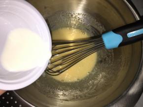 加入牛奶，香草精继续搅拌