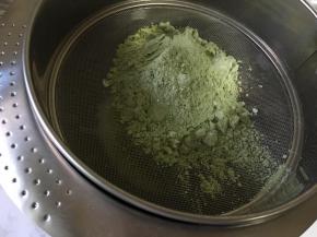 将过筛2次的混合粉类再次过筛进搅拌均匀的液体中