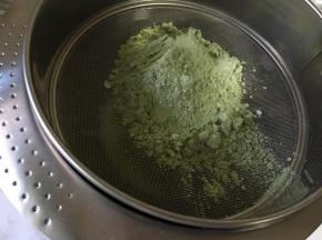 将过筛2次的混合粉类再次过筛进搅拌均匀的液体中