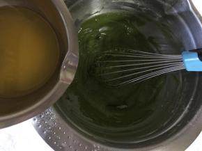 倒入融化成液体的黄油，用手动打蛋器轻轻混合均匀