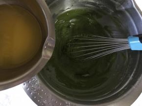 倒入融化成液体的黄油，用手动打蛋器轻轻混合均匀