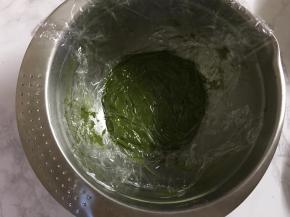 拌好的抹茶面糊用保鲜膜贴着面糊放入冰箱冷藏至少一小时