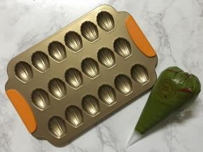 模具做防粘处理（涂一层黄油撒粉），面糊装入裱花袋等回温成流动状态