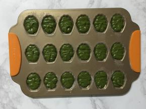 挤入回温的抹茶玛德琳面糊至模具8分满
