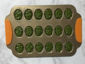 挤入回温的抹茶玛德琳面糊至模具8分满