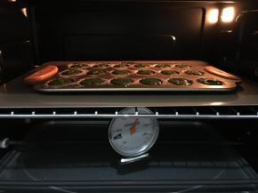 烤箱预热200度，上下火，中层180度烤约12-15分钟，出炉放晾网冷却