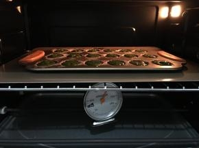 烤箱预热200度，上下火，中层180度烤约12-15分钟，出炉放晾网冷却