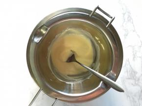 白巧克力放融化锅中隔热水溶化（温度不易超50度）成巧克力酱