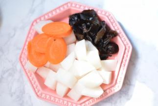 白萝卜洗净，去皮切块；胡萝卜切片，黑木耳预先1小时泡发