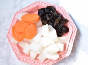 白萝卜洗净，去皮切块；胡萝卜切片，黑木耳预先1小时泡发