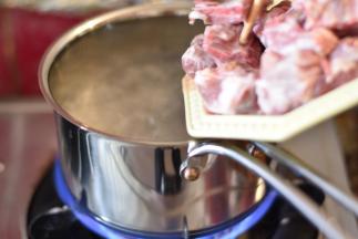 烧一锅开水，将待用的小排骨倒入锅内，焯水一下捞出